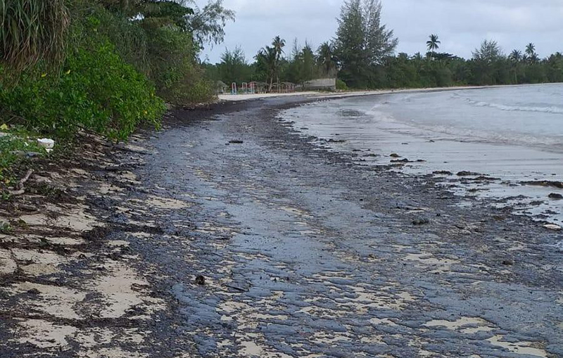 Pantai di Pulau Bintan yang tercemar limbah minyak hitam. (BATAM POS)